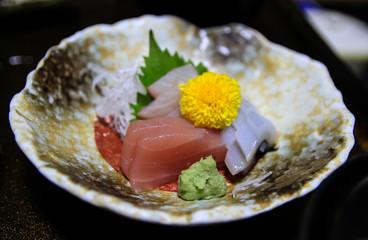 Japanisches Essen: Kunstvoll angerichtetes japanisches Sashimi aus rohem Fisch mit Wasabi