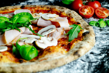 Pizza Funghi mit Pilzen und Schinken, Pizzarria Restaurant