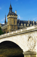 Fototapeta na wymiar Conciergerie clock tower and pont au Change bridge in Paristow