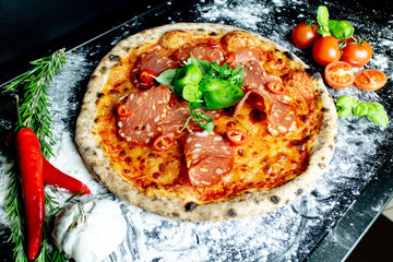 Pizza Diavolo mit schwarfer Salami und Knoblauch, Pizzeria Restaurant 