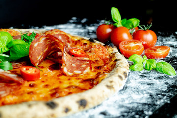 Pizza Diavolo mit schwarfer Salami und Knoblauch, Pizzeria Restaurant 