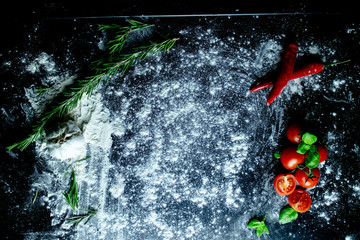 Tisch von oben mit Mehl, Tomaten und Knoblauch, Pizzeria