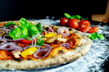 Pizza Chicken mit Paprika und Zwiebeln, Pizzeria Restaurant