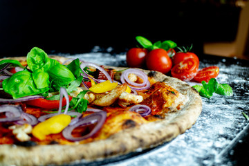 Pizza Chicken mit Paprika und Zwiebeln, Pizzeria Restaurant