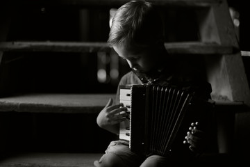 A boy plays the accordion in the old house, the mysterious scenery, the photo on the cover of the...