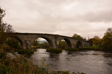 Old Stirling Bridge Brücke Steinbrücke in Schottland im Herbst
