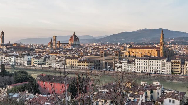 Firenze al tramonto con panorama su Palazzo Vecchio, Duomo e chiesa di Santa Croce