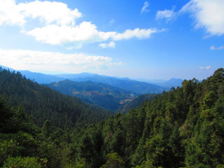 Fototapeta na wymiar Montañas en la Sierra Chincua, Michoacán, México