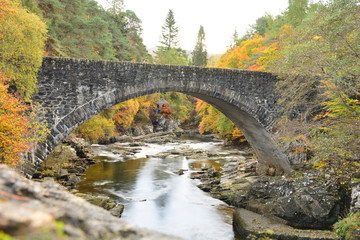 Invermoriston Bridge in Schottland mit Steinbrücke und Fluss in Langzeitbelichtung im Herbst