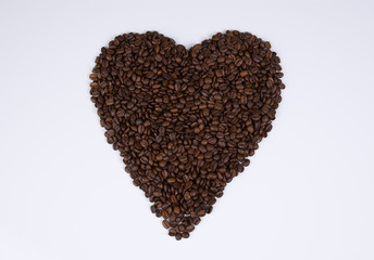 Herz aus Kaffeebohnen im Querformat