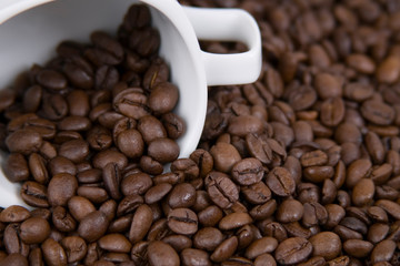 Kaffeetasse voll mit Kaffeebohnen auf Kaffeebohnen