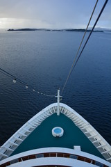Kreuzfahrtschiff mit Blick von der Brücke Bug im Fjord bei Bergen in Norwegen