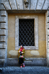 Femme devant une fen&ecirc;tre grillag&eacute;e dans les ures de Romes