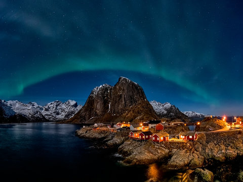 Northern lights above the fishing village of Hamnoy, Lofoten, Norway © janmiko
