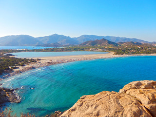Vista dalla Torre di Porto Giunco Villasimius Isola Sardegna con striscia di sabbia tra mare e Stagno Notteri area marina protetta di Capo Carbonara e spiaggia del Riso sullo sfondo