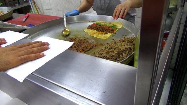 cooking and serving beef tantuni