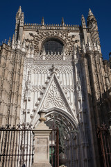 Portal und Fasade der Kathedrale in Sevilla,