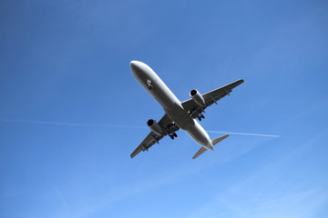 Fototapeta na wymiar Tieffliegendes Flugzeug - Stockfoto