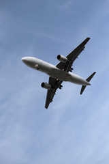 Tieffliegendes Flugzeug - Stockfoto