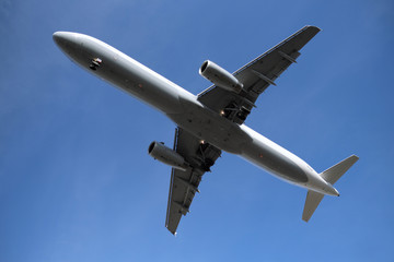 Fototapeta na wymiar Flugzeug im Landeanflug - Stockfoto