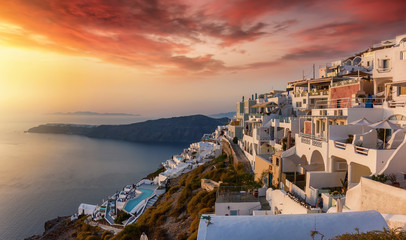 Das Dorf Imerovigli auf der Insel Santorini bei einem romantischem Sonnenuntergang, Kykladen,...