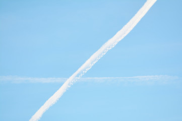 Fototapeta na wymiar white trace of an airplane over the blue sky
