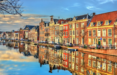 Fototapeta na wymiar Traditional houses beside a canal in Leiden, the Netherlands