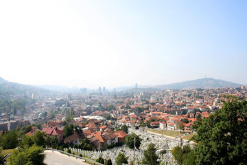 Obraz premium Aerial view of Sarajevo from Yellow Fortress on a sunny day.
