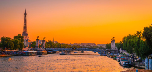 Obraz premium Sunset view of Eiffel Tower, Alexander III Bridge and river Seine in Paris, France.