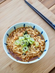 아시아 음식 라면과 단무지