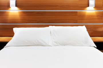 Fototapeta na wymiar cama de casal com travesseiros