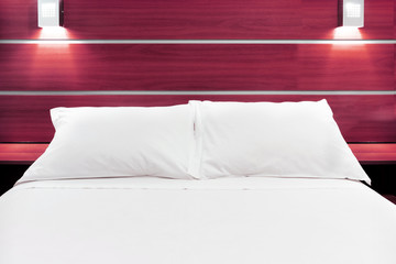 Fototapeta na wymiar cama de casal com travesseiros