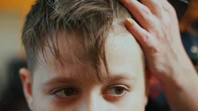 Шея болит у мальчика. Мальчика шею взял. Массаж шеи мужчине. Мальчика шею взял. Подросток грустит.