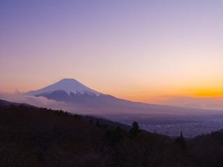 忍野村二十曲がり峠からの夕暮れ時の富士山
