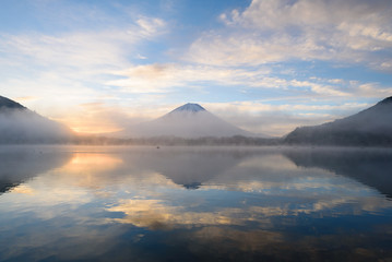 朝靄がたちこめる早朝の富士山と精進湖