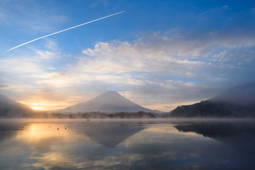 Naklejka na ściany i meble 朝靄がたちこめる早朝の富士山と精進湖