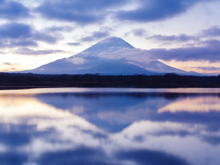 朝靄がたちこめる早朝の富士山と精進湖