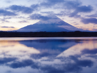 朝靄がたちこめる早朝の富士山と精進湖