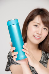 ステンレスボトルを持つ女性