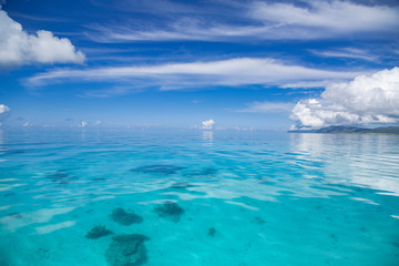 青く透明な南国の海