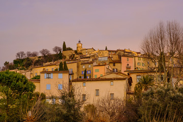 Fototapeta na wymiar Vue panoramique sur le village Fayence, sud de France. Coucher de soleil.