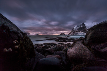 Obraz premium sunset at the beach view betwene the stons, Lofoten, Norway