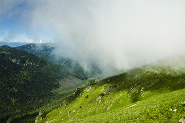 Fototapeta na wymiar chmury na górami, Tatry, Polska