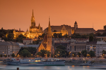 Fototapeta premium Budapest cityscape with St. Matthias Church, Fisherman Bastion and Danube river 