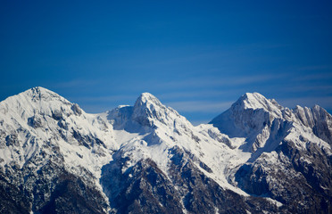 Fototapeta na wymiar La prima neve sulle bellissime montagne dell'Alpago,nella provincia di Belluno,Italia