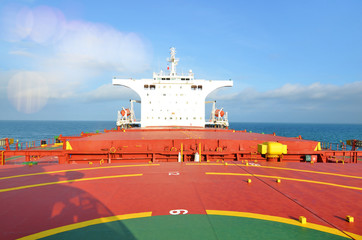 magnifique vue aérienne d'un cargo en pleine mer