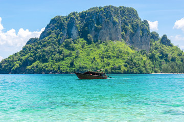 Obraz premium A Thai long tail boat on the beach of Andaman sea located at Krabi near Phuket, Thailand