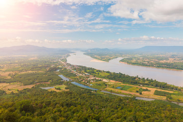 Obraz premium Piękny krajobraz w świetle dziennym z skywalk.