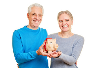 Senioren Paar spart Geld im Sparschwein