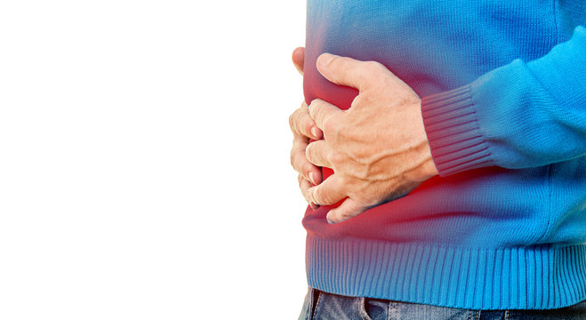 Mann mit Bauchschmerzen hält Hände auf Magen